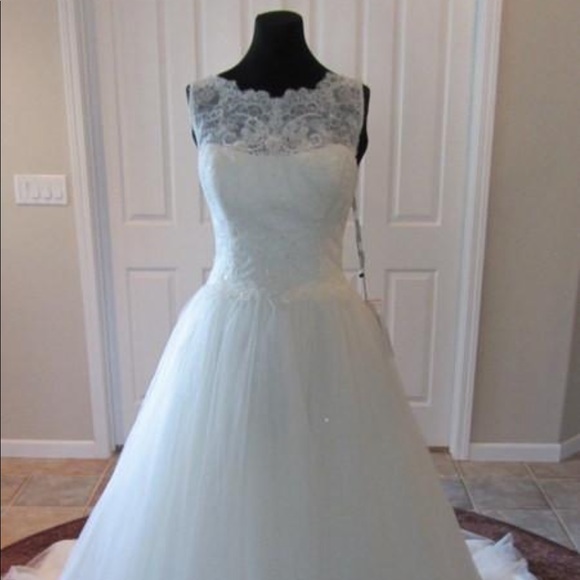 Wedding dress - Picture 1 of 4